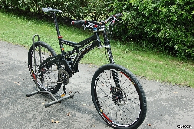 馬林.熊.....的Cannondale Lefty 黑金左腳