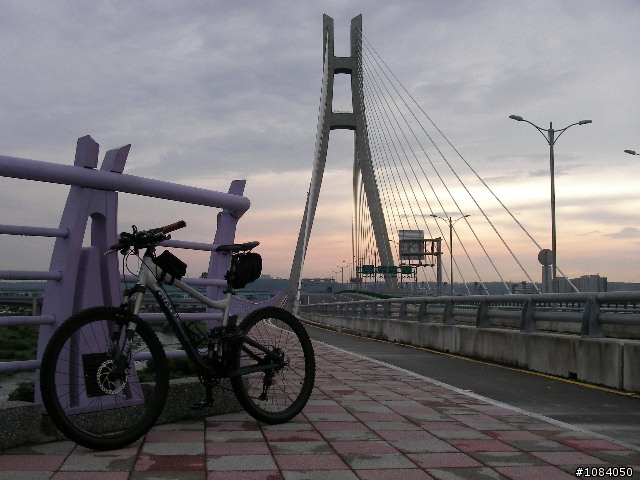 三重市新北橋將於9月1日通車,三重市和板橋市距離又進了1步,內有指示路牌
