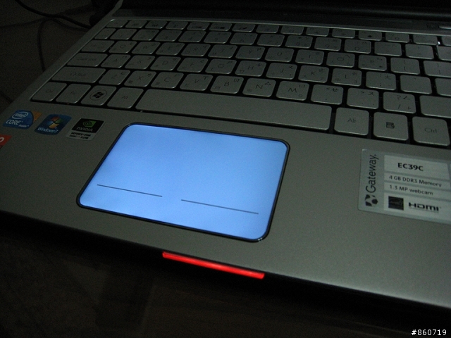 [開箱]簡約極至個性美--Gateway EC39C01w 13.3"