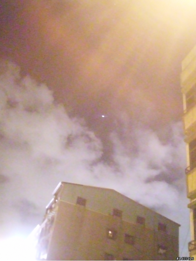 高雄上空 疑似飛碟的發光飛形物體