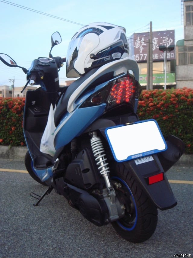 [洗車文] VJR泡泡浴 + 輪框反光條完工