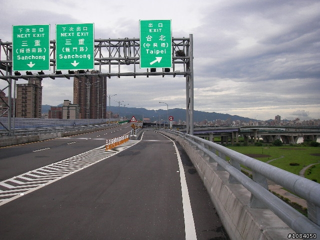 三重市新北橋將於9月1日通車,三重市和板橋市距離又進了1步,內有指示路牌