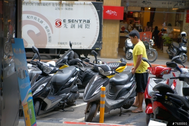 找不到車位怎麼辦...把別人的車喬去紅線吧...!