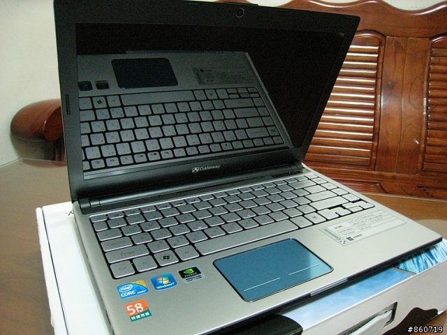 [開箱]簡約極至個性美--Gateway EC39C01w 13.3"