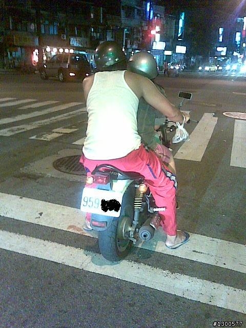 把妹也別造成其他人的危險!(請問這樣可以開罰單嗎?)