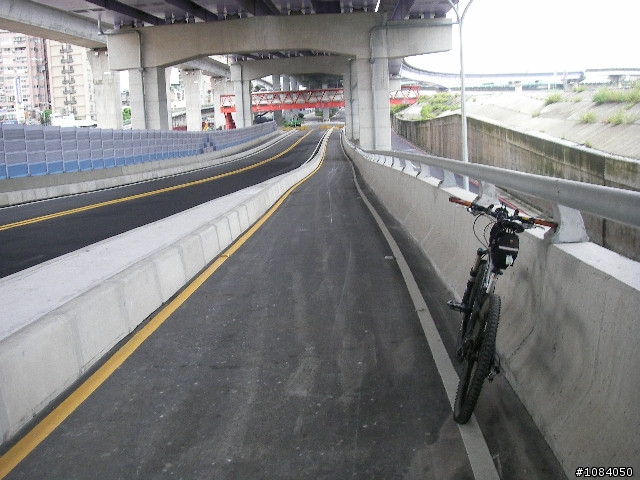 三重市新北橋將於9月1日通車,三重市和板橋市距離又進了1步,內有指示路牌