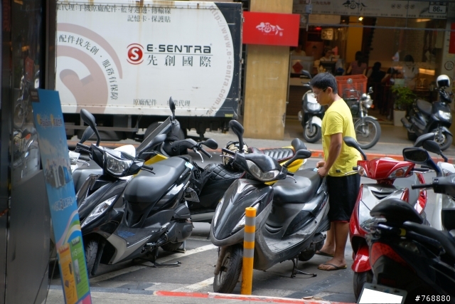 找不到車位怎麼辦...把別人的車喬去紅線吧...!