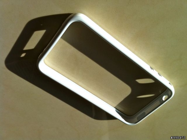 [開箱] iPhone 4 Bumper白色業餘開箱 (陽光照明，搭配黑色iPhone 4)