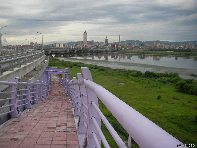 三重市新北橋將於9月1日通車,三重市和板橋市距離又進了1步,內有指示路牌