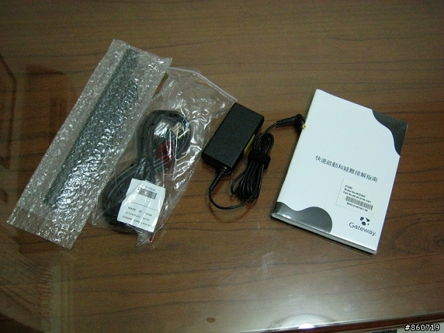 [開箱]簡約極至個性美--Gateway EC39C01w 13.3"