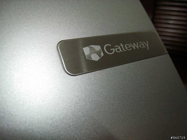 [開箱]簡約極至個性美--Gateway EC39C01w 13.3"