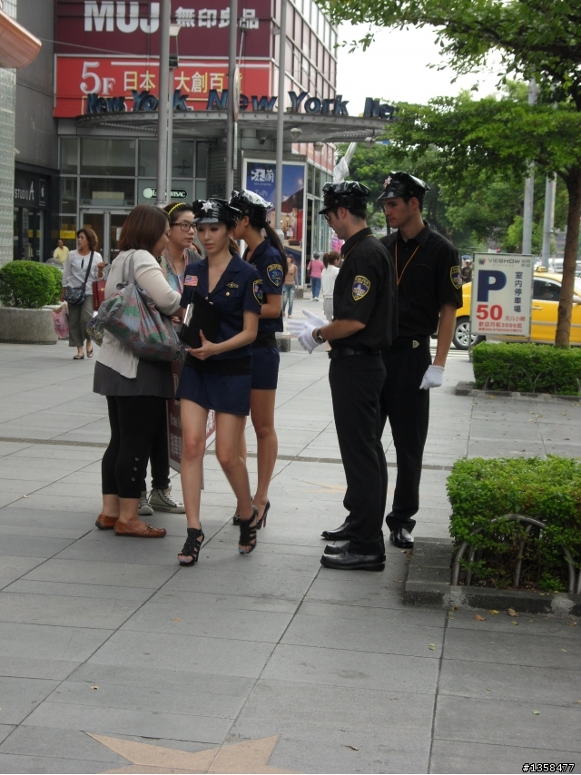 華納有美國女警的煞車優先宣傳活動