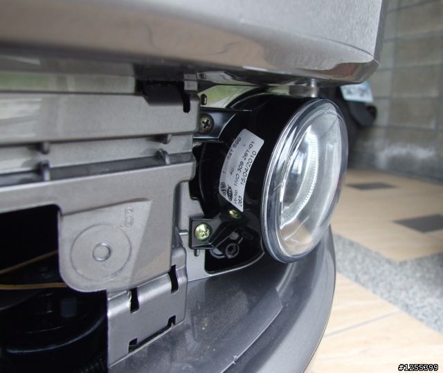 來自狼堡的呻吟，Touran 1.9 TDI 前霧燈DIY上身