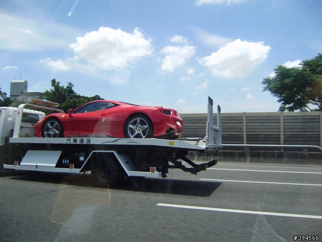 這台是Ferrari 458嗎??? 不知要被載去那兒??