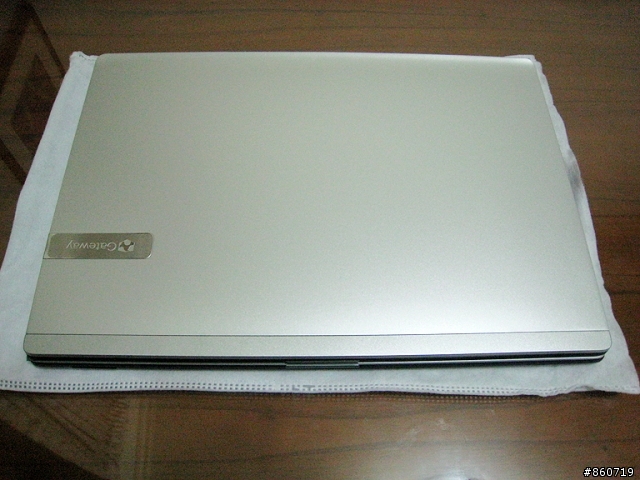[開箱]簡約極至個性美--Gateway EC39C01w 13.3"