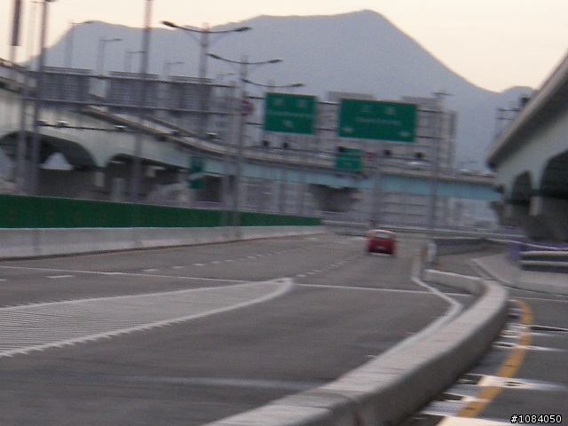 三重市新北橋將於9月1日通車,三重市和板橋市距離又進了1步,內有指示路牌