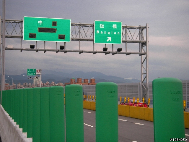 三重市新北橋將於9月1日通車,三重市和板橋市距離又進了1步,內有指示路牌