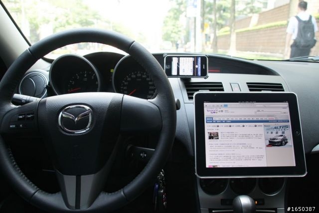 新馬三 with ipad 車用影音上網系統