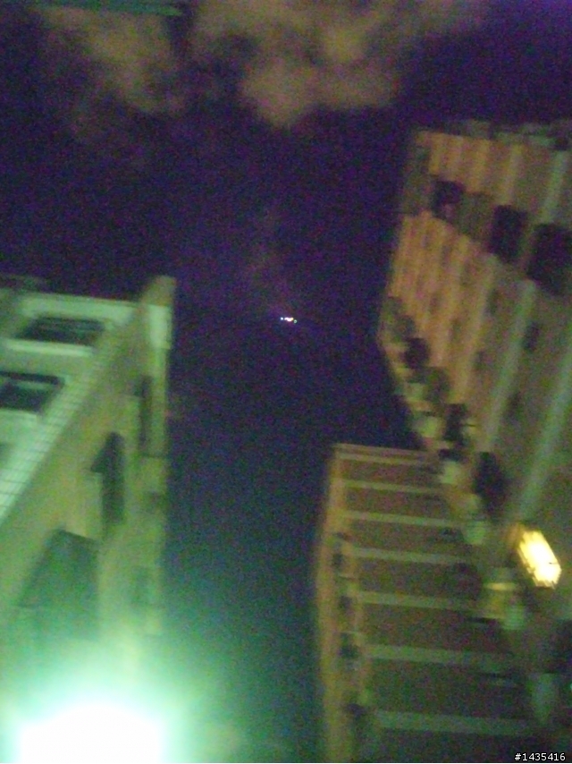 高雄上空 疑似飛碟的發光飛形物體