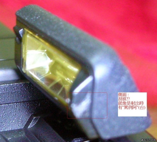 [續][附圖]買到GRD III機王!? 新買的GRD III  閃光燈卡榫的凹槽密合處 , 像被狗啃... ORZ