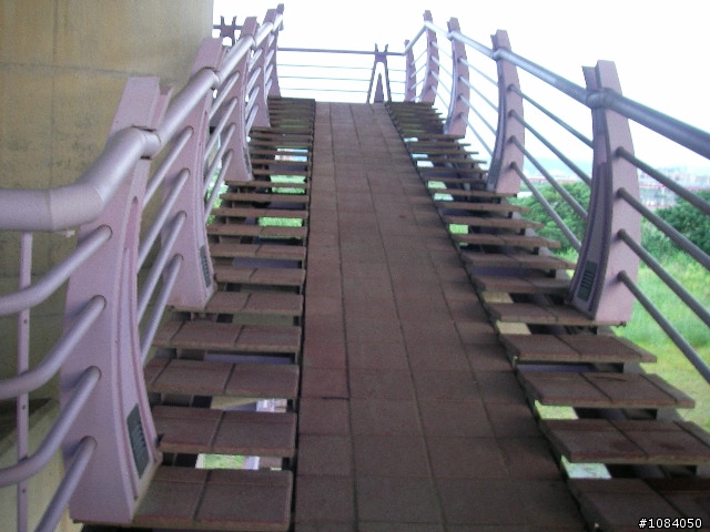 三重市新北橋將於9月1日通車,三重市和板橋市距離又進了1步,內有指示路牌