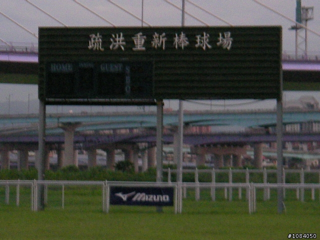 三重市新北橋將於9月1日通車,三重市和板橋市距離又進了1步,內有指示路牌