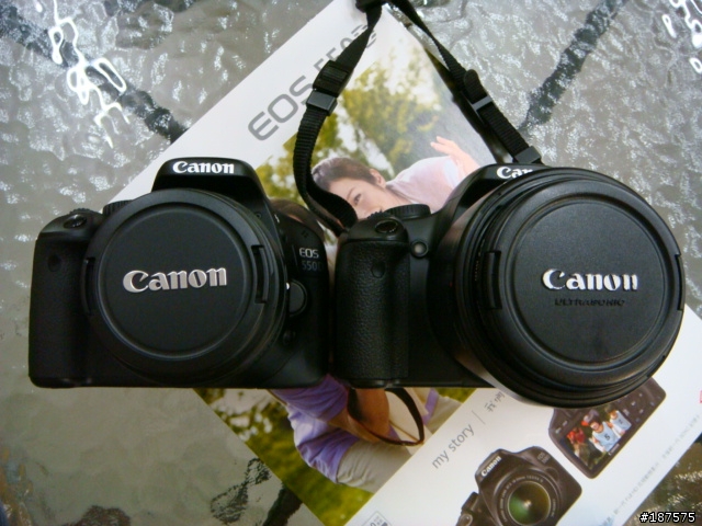 終於買到550D了
