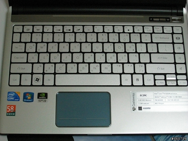 [開箱]簡約極至個性美--Gateway EC39C01w 13.3"