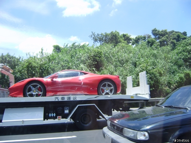這台是Ferrari 458嗎??? 不知要被載去那兒??