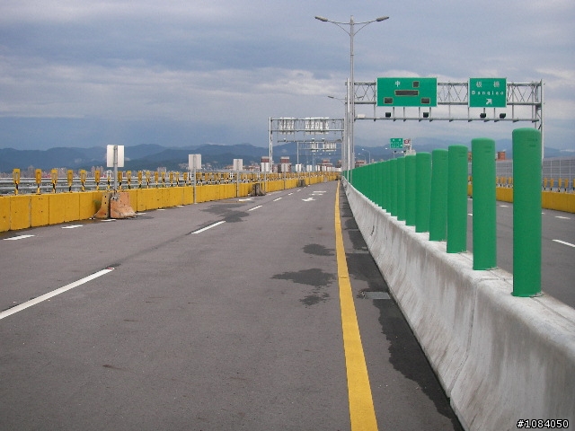 三重市新北橋將於9月1日通車,三重市和板橋市距離又進了1步,內有指示路牌