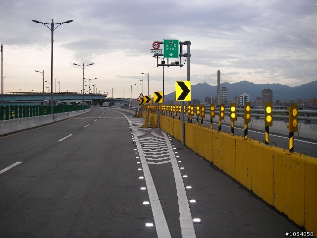 三重市新北橋將於9月1日通車,三重市和板橋市距離又進了1步,內有指示路牌