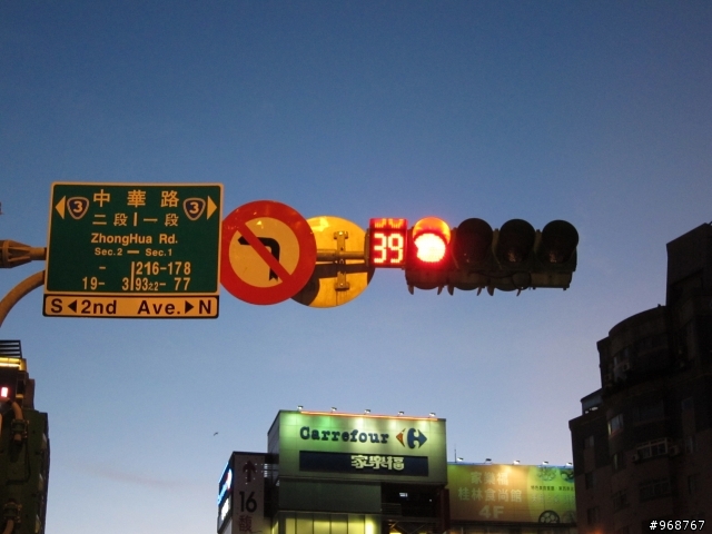 因為有人在問S90用AUTO拍夜景~就PO之前回家時隨手拍的幾張照片