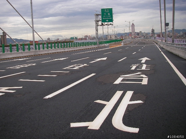 三重市新北橋將於9月1日通車,三重市和板橋市距離又進了1步,內有指示路牌