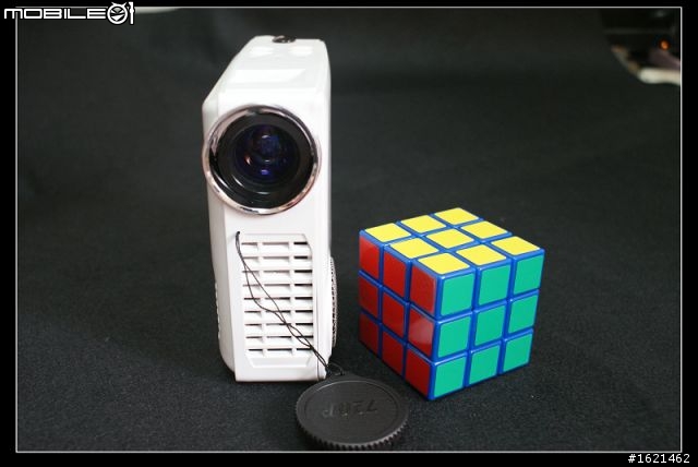 【開箱文】 YOVICA HDMI-720P 迷你投影機 開箱啦~