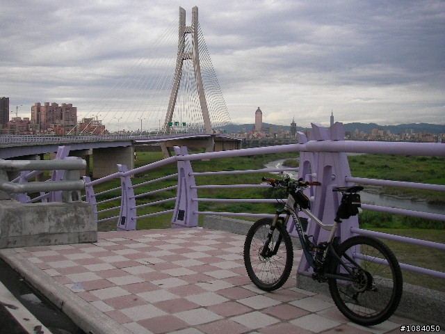 三重市新北橋將於9月1日通車,三重市和板橋市距離又進了1步,內有指示路牌