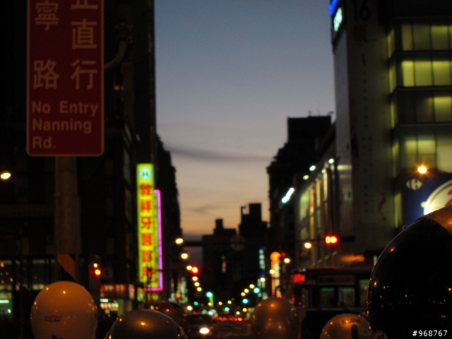 因為有人在問S90用AUTO拍夜景~就PO之前回家時隨手拍的幾張照片