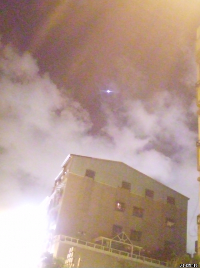 高雄上空 疑似飛碟的發光飛形物體