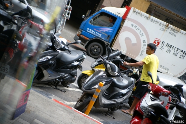 找不到車位怎麼辦...把別人的車喬去紅線吧...!