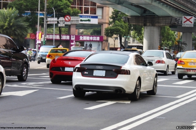 台北街頭巧遇紅加州~~~