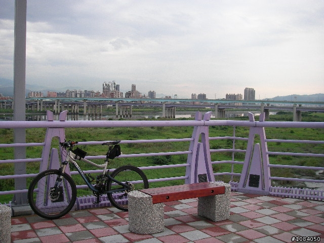 三重市新北橋將於9月1日通車,三重市和板橋市距離又進了1步,內有指示路牌
