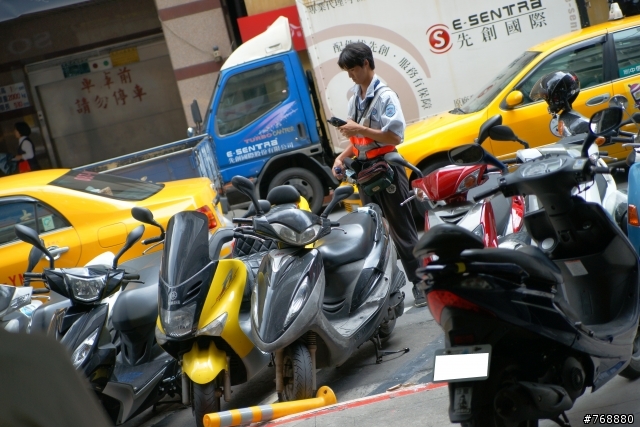 找不到車位怎麼辦...把別人的車喬去紅線吧...!