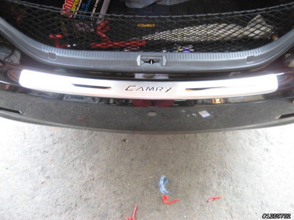 請問有買 camry 先進有沒有人裝圖中後保桿防滑條, 有美觀好用嗎?