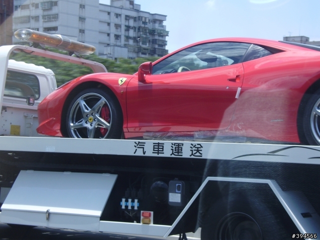 這台是Ferrari 458嗎??? 不知要被載去那兒??