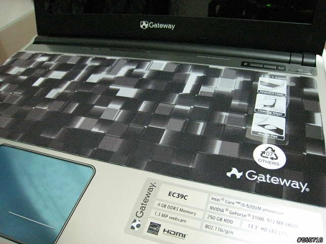 [開箱]簡約極至個性美--Gateway EC39C01w 13.3"