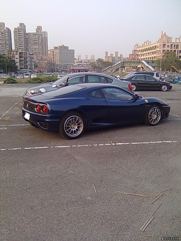在板橋光復國小前停車場看到的馬(F430)