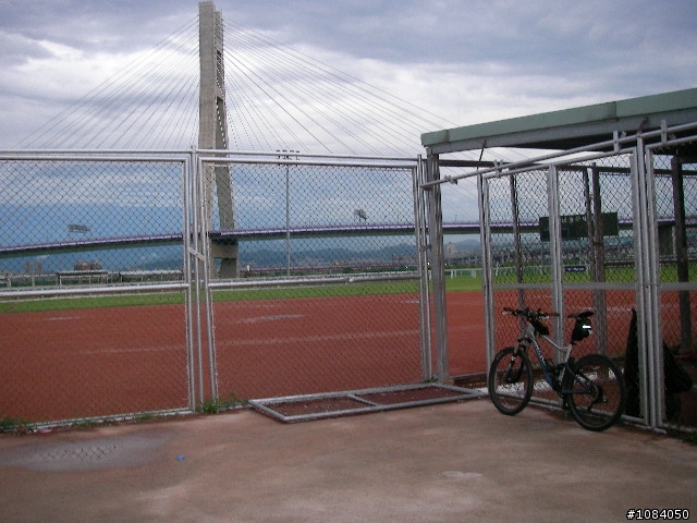 三重市新北橋將於9月1日通車,三重市和板橋市距離又進了1步,內有指示路牌