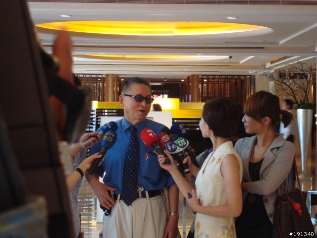 大熱天李敖記者會上...有圖