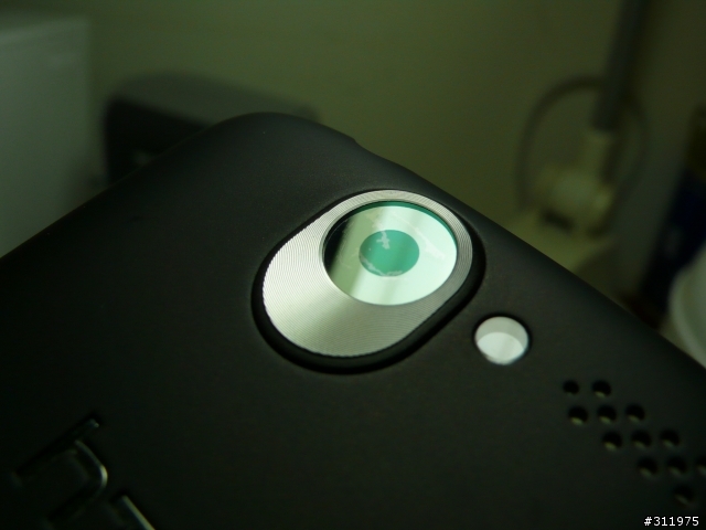 HTC Desire 背蓋的相機保護鏡膜怪異狀況有版友發生過這種情形嗎?