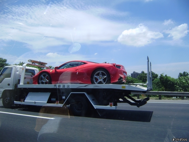 這台是Ferrari 458嗎??? 不知要被載去那兒??