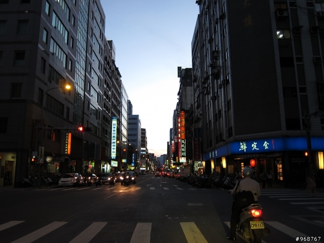 因為有人在問S90用AUTO拍夜景~就PO之前回家時隨手拍的幾張照片